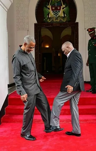 Dünya bu kareyi konuşuyor! Koronavirüse karşı "ayakla selamlaşma" önlemi