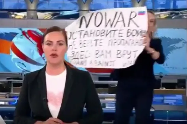 Rusya'da TV çalışanı Marina Ovsyannikova'dan canlı yayında "savaşa hayır" protestosu