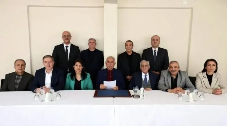 baskan-erdogan-ile-dem-heyetinin-temasinda-neler-yasandi-iste-pkknin-feshi-icin-isaret-edilen-tarih-1744352807073.jpg DEM Parti İmralı heyetinin PKK elebaşı Öcalan'a gerçekleştirdiği ziyarette çekilen fotoğraf (Takvim.com.tr Arşiv)