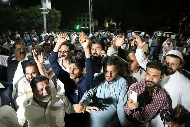 son-dakika-pakistanda-imran-han-hukumeti-dustu-1649536284274.jpg Son dakika: Pakistan'da İmran Han hükümeti düştü-5