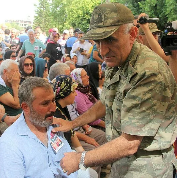 helikopter-kazasinda-sehit-dusen-elazig-8-kolordu-komutani-korgeneral-osman-erbas-darbecilere-bu-sozlerle-tepki-gostermisti-1614877888086.jpeg Helikopter kazasında şehit düşen Elazığ 8. Kolordu Komutanı Korgeneral Osman Erbaş darbecilere bu sözlerle tepki göstermişti-3