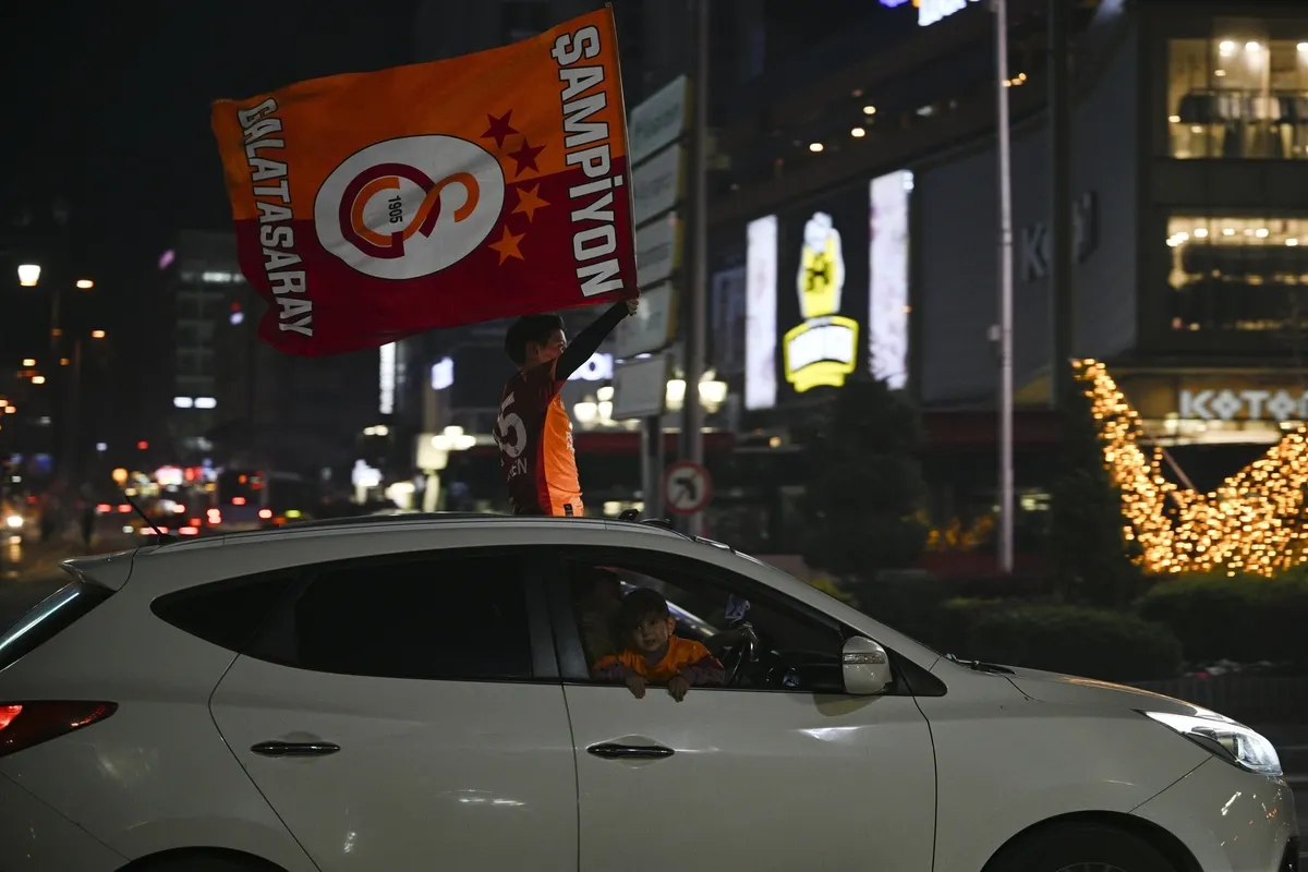 1778356260091.jpeg Türkiye sarı-kırmızı! İstanbul'dan Erzurum'a yurdun dört bir yanında şampiyonluk kutlamaları-2