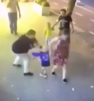 Son dakika: Ailesi ile yürüyen çocuklara bıçakla saldırdı… Dehşet anları kamerada-2