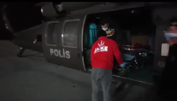 turk-polisi-vatandasin-yaninda-kalp-krizi-geciren-yasli-kadin-helikopterle-hastaneye-ulastirildi-1609402893409.jpg