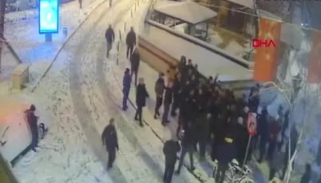 Beyoğlu'nda 6 kişinin yaralandığı silahlı kartopu kavgasının detayları ortaya çıktı! İçlerinde taş mı vardı?