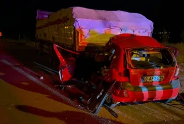 Tokat’ta tıra arkadan çarpan genç sürücü kurtarılamadı