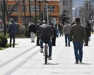 O ilçede yeni önlem! Artık 3 kişi yan yana yürüyemeyecek