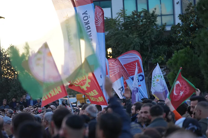 DEM ve CHP bayrakları yan yana (Takvim.com.tr)