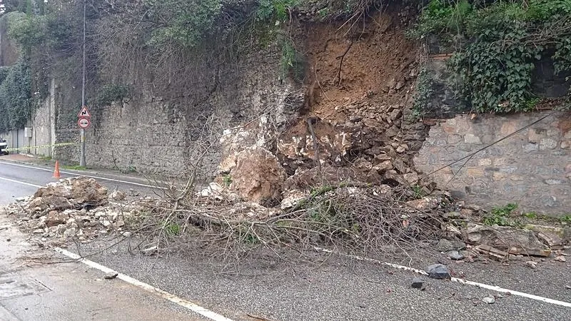 Üsküdar'da istinat duvarı çöktü (İHA)