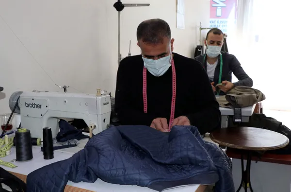 vanda-4-yasindan-beri-sag-bacagi-felc-olan-30-yillik-terzi-yetistirecek-cirak-bulamiyor-1607926813129.jpg Van'da 4 yaşından beri sağ bacağı felç olan 30 yıllık terzi yetiştirecek çırak bulamıyor-3