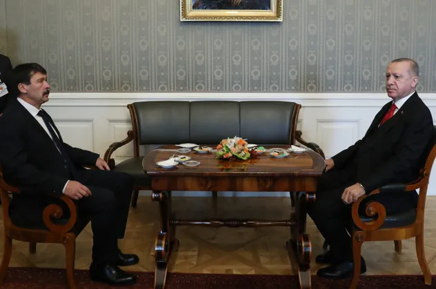 Başkan Erdoğan Macaristan'da! Macaristan Cumhurbaşkanı Janos Ader ile görüştü