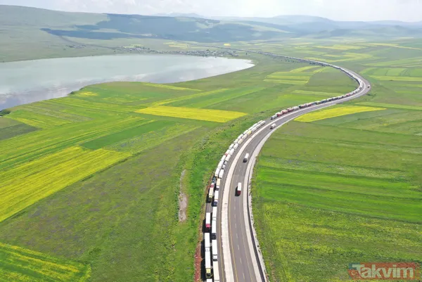 Gürcistan sınırında 16 kilometre uzunluğunda TIR kuyruğu oluştu! 3 günde sadece 3 kilometre ilerleyebiliyorlar - 3
