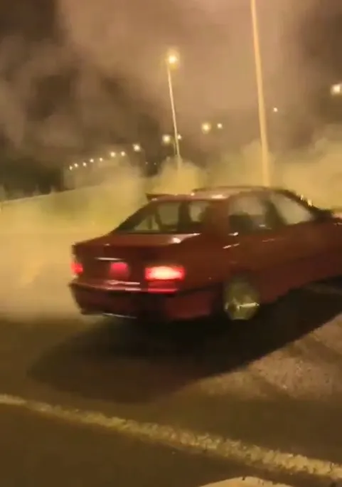 kiz-arkadasinin-etrafinda-drift-yapan-ve-ceza-yememek-icin-otomobilinin-plakasini-surucunun-yakalanmasi-icin-calisma-baslatildi-1618760983697.jpg Kız arkadaşının etrafında drift yapan ve ceza yememek için otomobilinin plakasını söken sürücü aranıyor-2