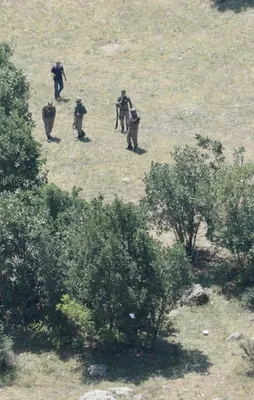 Komutanlar helikopterin düştüğü noktada