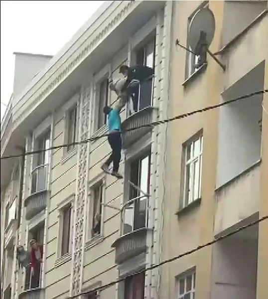 istanbul-bagcilarda-korku-dolu-anlar-percereden-sarkip-intihar-etmek-istedi-1610263902809.jpg İstanbul Bağcılar'da korku dolu anlar! Pencereden sarkıp intihar etmek istedi-1
