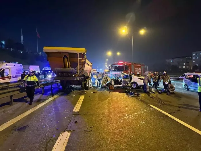 Son dakika: İstanbul Sultangazi'de makas atma sevdası kazaya yol açtı: 1 ölü, 2 yaralı-2