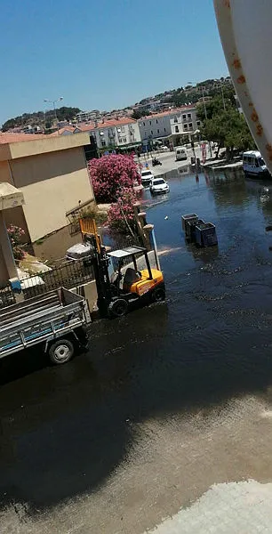 Çeşme'de atık su borusu patladı! Yol atık su doldu, etrafa koku yayıldı