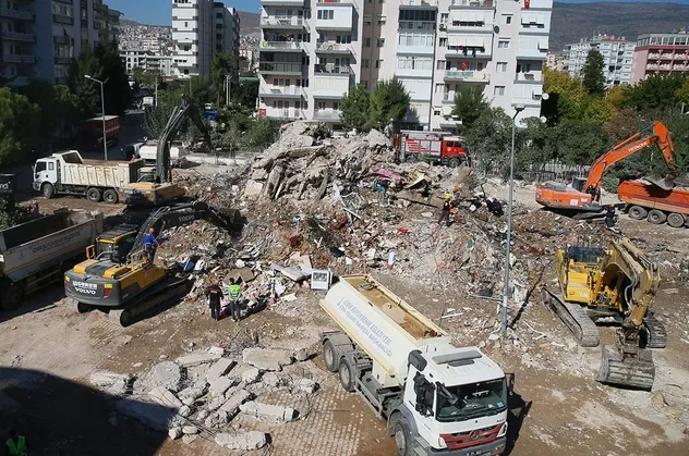 30 kişiye mezar olan Emrah Apartmanı davasında hakim çileden çıkıp o ismi salondan attı: Şov yapmayın