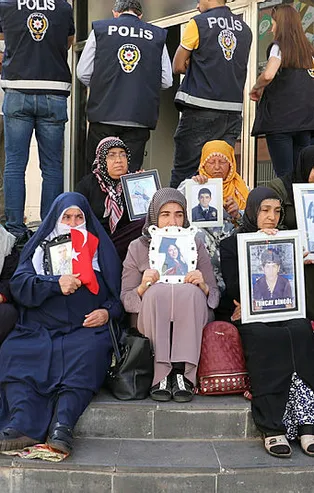 Evlat nöbeti 24. gününde! Acılı annenin sözleri yürekleri dağladı