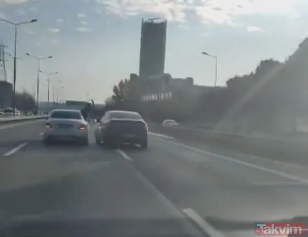 Trafikte akılalmaz görüntüler! Camdan sarkıp dehşet saçtı - 1