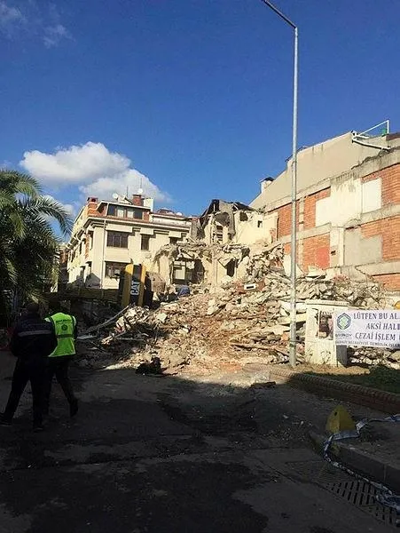 İstanbul Bakırköy'de yıkım yapan kepçe böyle devrildi! Korku dolu anlar-2