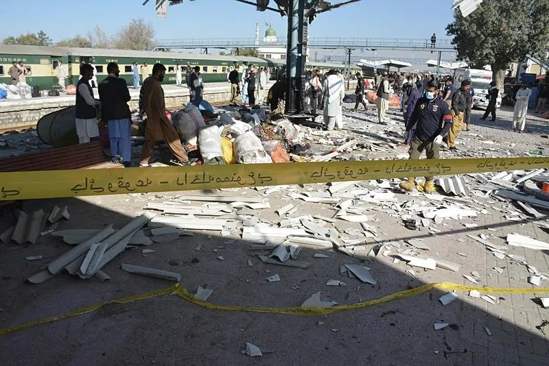 Pakistan'nın güney batısında yer alan Ketta kentindeki tren istasyonunda sabah saatlerinde meydana gelen patlamada en az 26 kişi yaşamını yitirdi. Yerel polis yetkililerinden alınan bilgiye göre patlamada 46 kişi de yaralandı. Yaralılar tedavi için hastanelere kaldırılırken, polis olay yerinde inceleme başlattı. (AA)