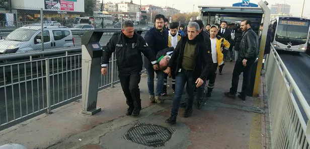 Son dakika: Durakta fenalaşarak düşen kişiye metrobüs çarptı-1