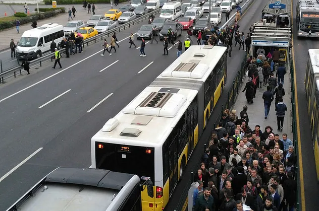 Arıza giderildi! Metrobüs seferleri normale döndü