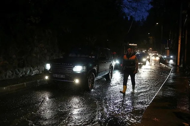İstanbul'da sağanak yağış! Sarıyer'de bir evi su bastı