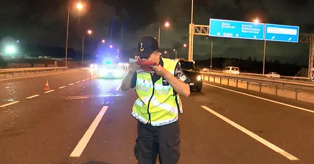 Kazaya müdahale eden jandarmadan duygulandıran hareket! Türk Bayrağını önce öptü sonra aracına aldı