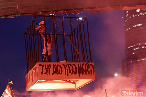 Tel Aviv'de kafesli protesto! Onlarca İsrailli, Netanyahu'nun istifası için sokaklara döküldü: Sen baştasın, sen suçlusun - 26