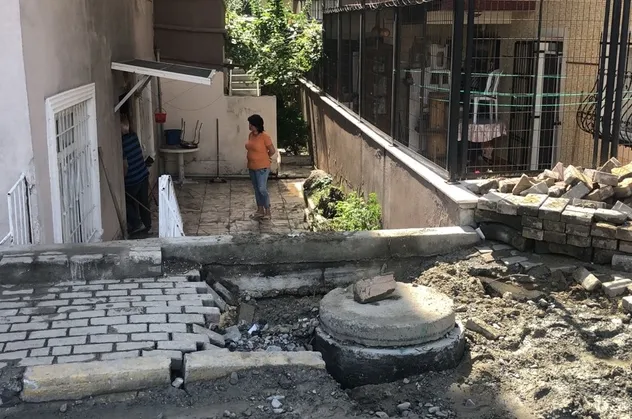 İSKİ açık bıraktı vatandaşın başına gelmeyen kalmadı! Su baskını ve yol çökmesine neden oldu