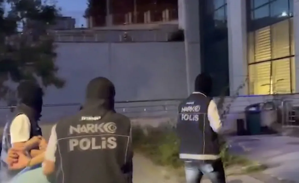 1788117215720.jpeg İngiltere’nin uyuşturucu ticareti suçundan aradığı şüpheli Beyoğlu’nda yakalandı-3