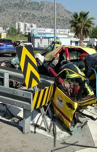 Kontrolden çıkan taksi bariyerlere girdi ikiye bölündü! Yer: Antalya