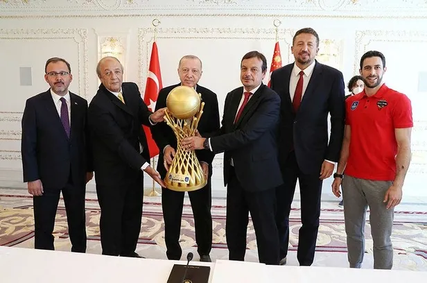 baskan-recep-tayyip-erdogan-thy-euroleague-ve-turkiye-basketbol-ligi-sampiyonu-anadolu-efesi-kabul-etti-1623514675413.jpeg