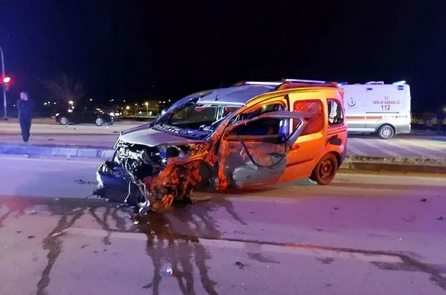 Son dakika: Osmaniye'de feci kaza! Hafif ticari araçla otomobil çarpıştı: 2 ölü, 4 yaralı