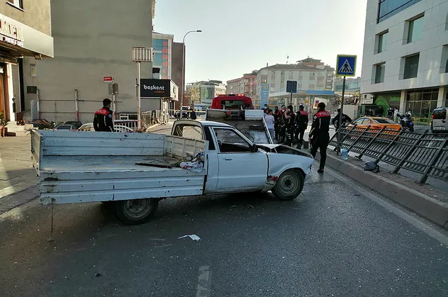 SON DAKİKA! Pendik'te aşırı hızlı pikap otobüs durağına daldı! 2'si çocuk 4 ağır yaralı