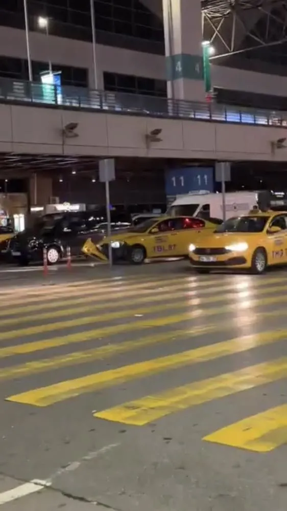 alkollu-taksici-ortaligi-birbirine-katti-sabiha-gokcen-havalimaninda-sok-goruntuler-1720255050874.jpeg Alkollü taksici ortalığı birbirine kattı: Sabiha Gökçen Havalimanı'nda şok görüntüler-2