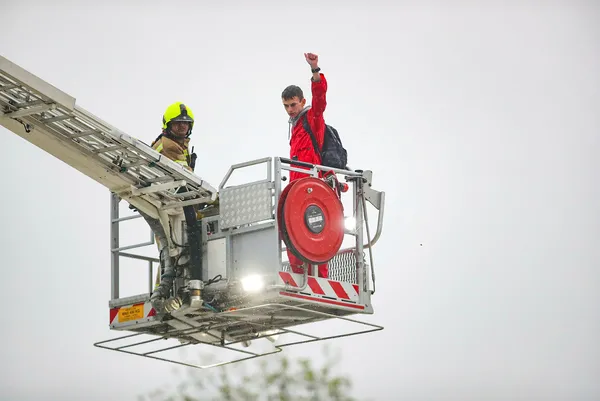 ingiliz-polisi-israilin-siha-fabrikasinda-eylem-yapan-aktivistlere-yiyecek-ulastirilmasini-engelliyor-gozaltina-alindi-1621868166921.jpg İngiliz polisi, İsrail'in SİHA fabrikasında eylem yapan aktivistlere yiyecek ulaştırılmasını engelliyor! Gözaltına alındı-2