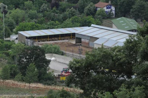 son-dakika-iyi-partili-lutfu-turkkanin-kocaeli-dilovasindaki-kacak-ciftligi-yikim-oncesi-tahliye-ediliyor-1624274935032.jpg SON DAKİKA: İYİ Partili Lütfü Türkkan'ın Kocaeli Dilovası'ndaki kaçak çiftliği yıkım öncesi tahliye ediliyor-12