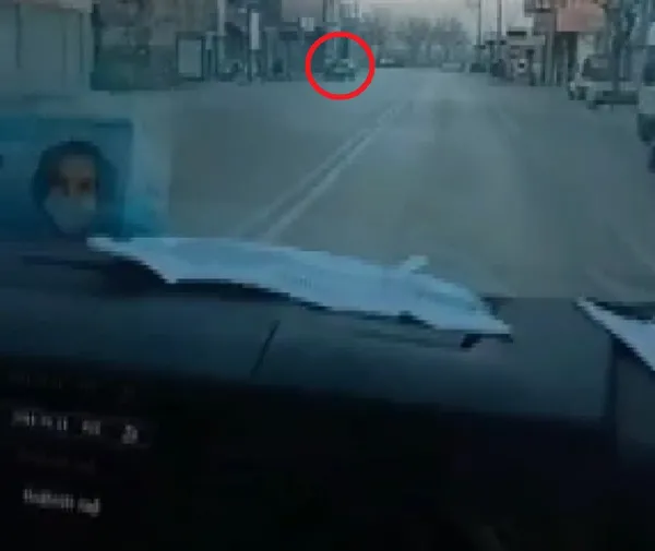 koronavirus-kisitlamasi-sirasinda-bursada-kamyonetiyle-trafikte-olan-surucu-canli-yayin-yaparken-kazayi-kaydetti-1609142002953.jpg Koronavirüs kısıtlaması sırasında Bursa'da kamyonetiyle trafikte olan sürücü canlı yayın yaparken kazayı kaydetti-4