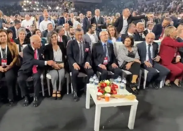 selvi-kilicdaroglu-sinirlendi-chp-38-olagan-kurultayinda-ozgur-ozele-sert-tepki-bagirmaniz-hos-degil-1699136084672.jpeg