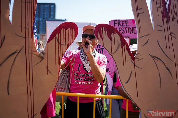 Kamala Harris'in adaylığını ilan edeceği Demokrat Parti Kongresi'nde yüzlerce Filistin destekçisi protesto düzenledi - 12