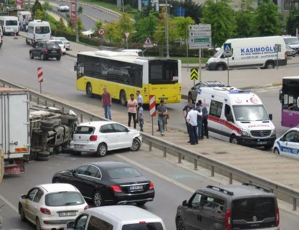 Kadıköy’de feci kaza! Trafik felç oldu