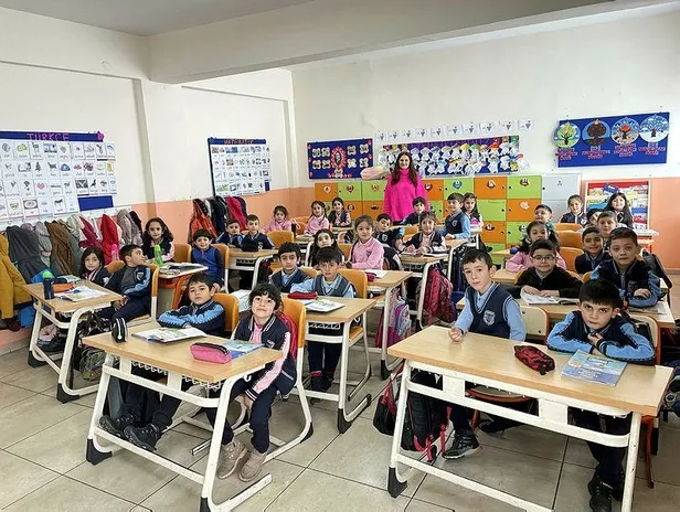 Asrın felaketi sonrası 71 ilde öğrenciler ders başı yaptı! Deprem bölgesinde okullar ne zaman başlayacak?-5