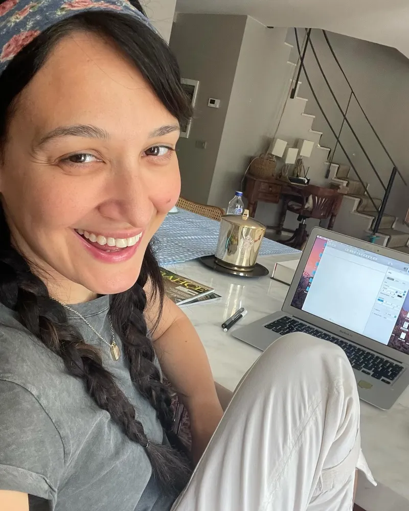 gupse-ozay-neden-cantasinda-cekic-tasiyor-ilginc-yolculuk-tedbirinin-perde-arkasi-1771334052174.jpg Gupse Özay neden çantasında çekiç taşıyor? İlginç yolculuk tedbirinin perde arkası-3