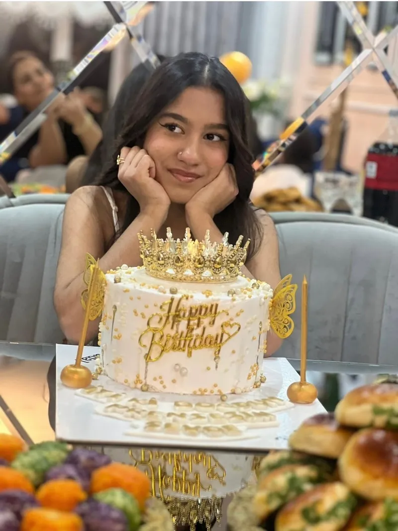 tarik-mengucten-sutlu-cikolatam-dedigi-kizina-duygusal-kutlama-goren-hayran-kaldi-1775547918485.jpg Tarık Mengüç'ten “Sütlü çikolatam” dediği kızına duygusal kutlama! Gören hayran kaldı-4