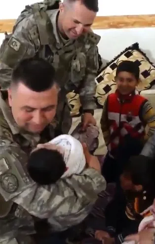 Mehmetçikten minik Pınar'a ziyaret