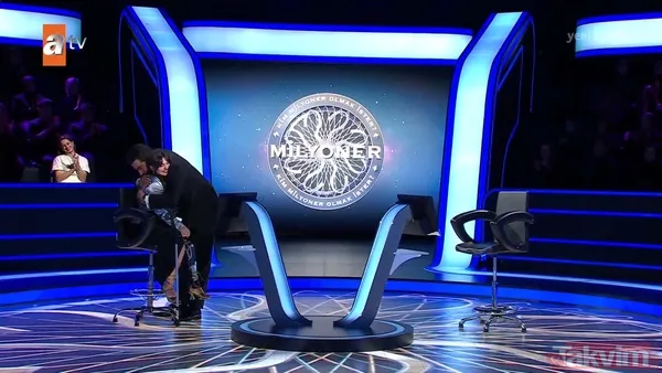 Kim Milyoner Olmak İster'de duygu dolu anlar! Depremzede Aylin'in hikayesi sonrası Kenan İmirzalıoğlu gözyaşlarını tutamadı - 11