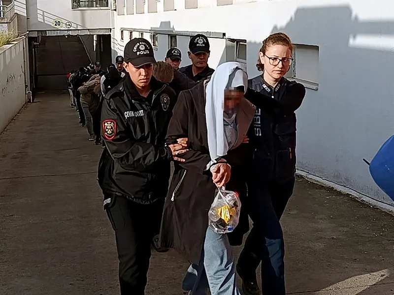 sazan-sarmali-yontemiyle-dolandirdi-birbirinize-zarar-vermeyin-mesaji-ile-helallik-istedi-1763190581596.jpeg Sazan sarmalı yöntemiyle dolandırdı: "birbirinize zarar vermeyin" mesajı ile helallik istedi-4